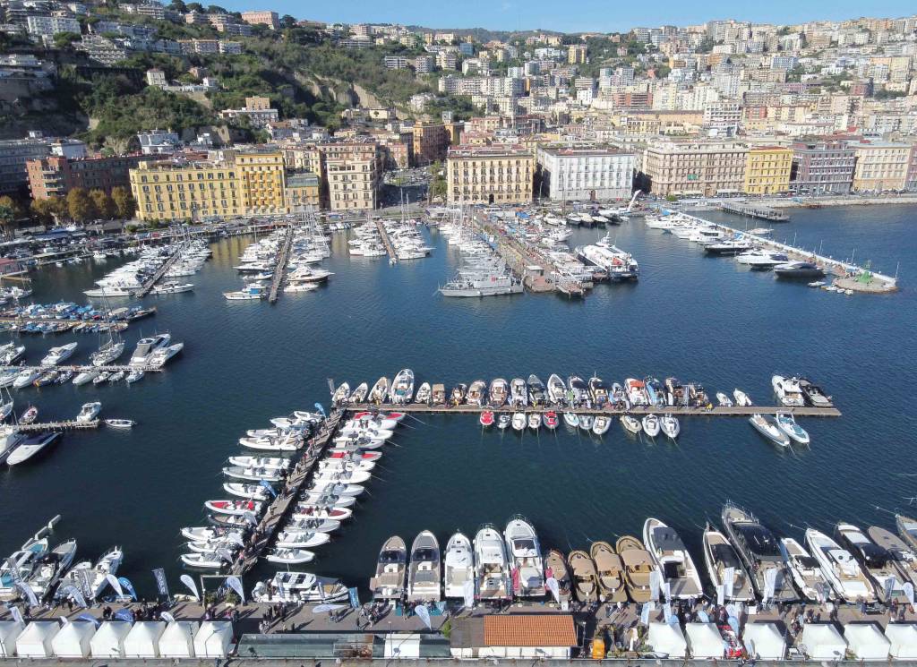 Fumi di scarico nei porti: esposti a Napoli e Salerno