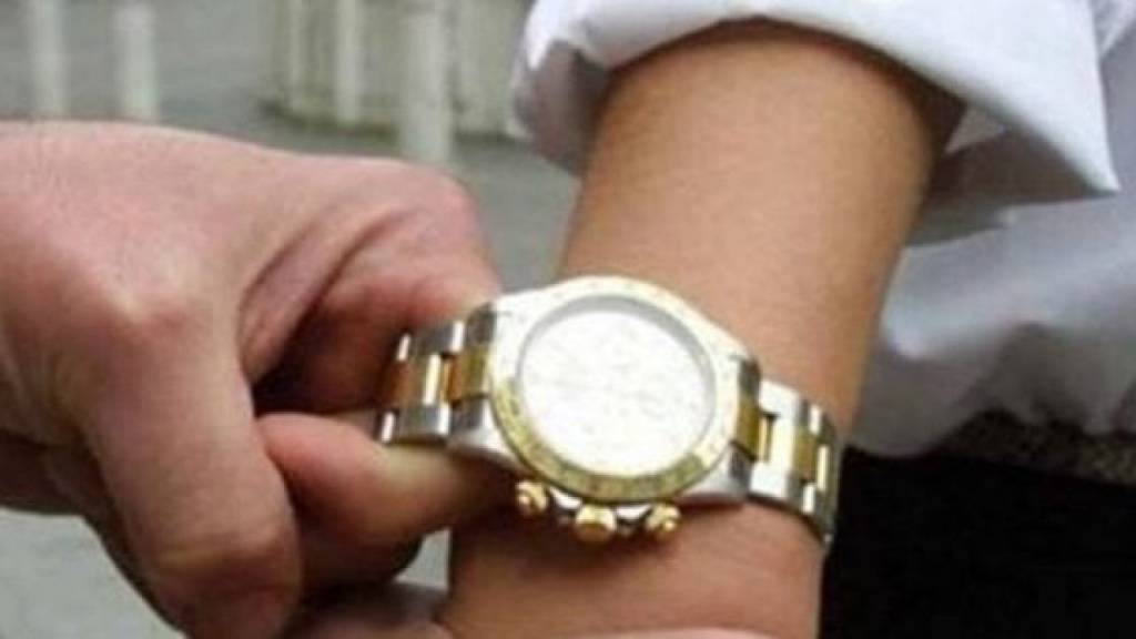 Turista reagisce e si riprende l’orologio scippato