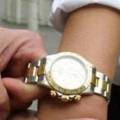 Turista reagisce e si riprende l’orologio scippato