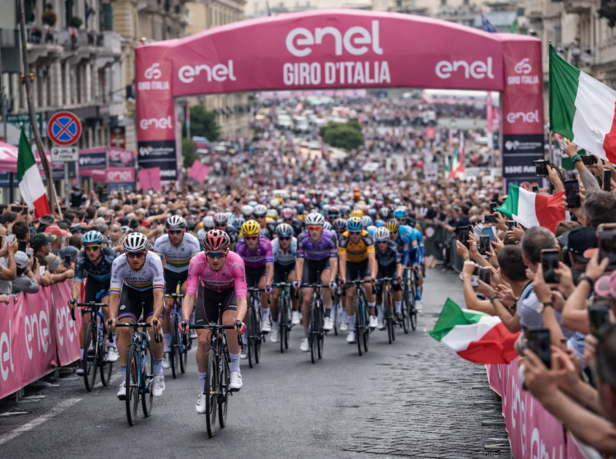 Giro d Italia 2026 tappa con ciclisti in gara tra il pubblico e bandiere italiane