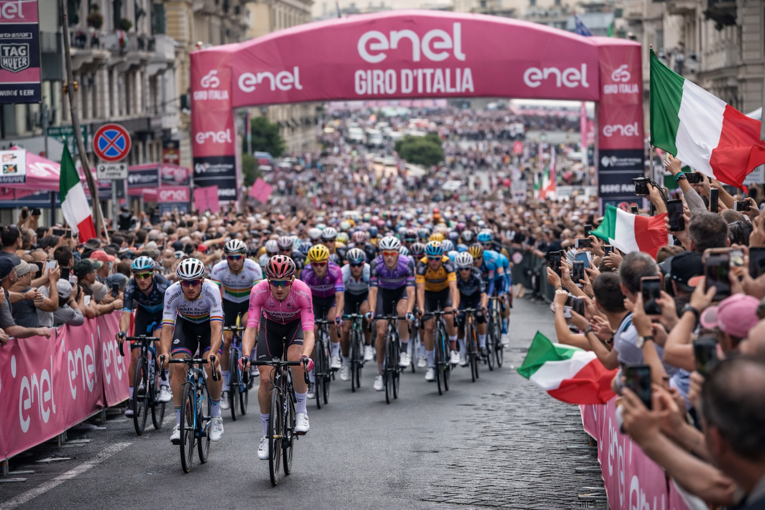 Giro d Italia 2026 tappa con ciclisti in gara tra il pubblico e bandiere italiane