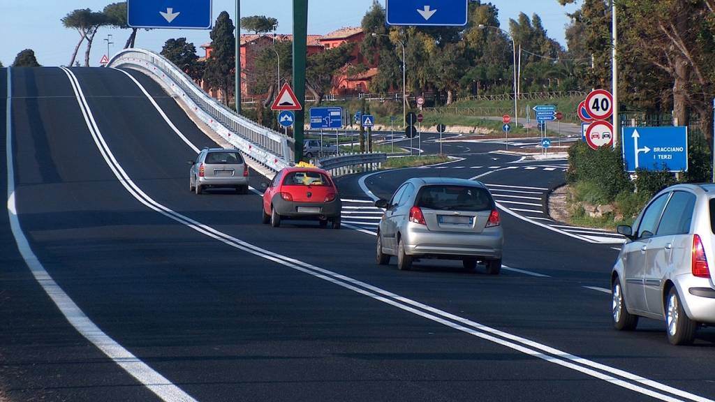 Sorrentina: tir perde blocchi di cemento che investono auto e scooter