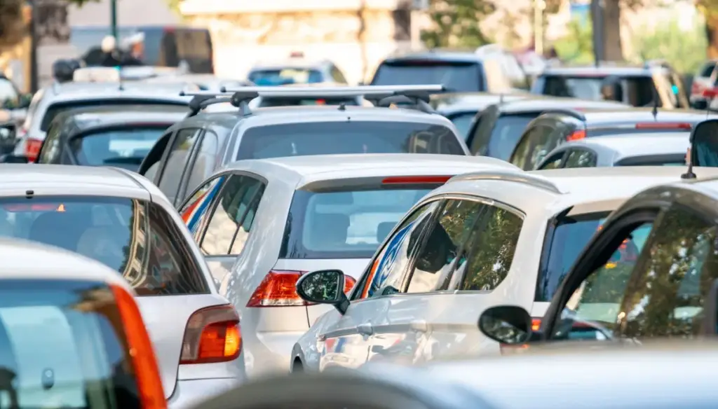 Auto dal garage spostate in strada per moltiplicare i posti