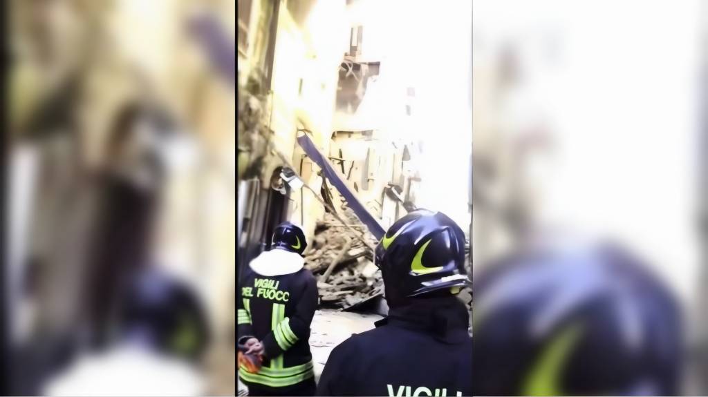 Palazzina crolla nei pressi della stazione centrale di Napoli