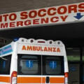 Con un coltello colpisce il figlio dodicenne e poi se stesso: sono gravi