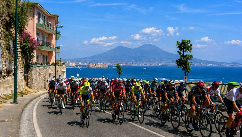 Giro d’Italia 2026 a Napoli: tutte le modifiche al traffico del 14 maggio