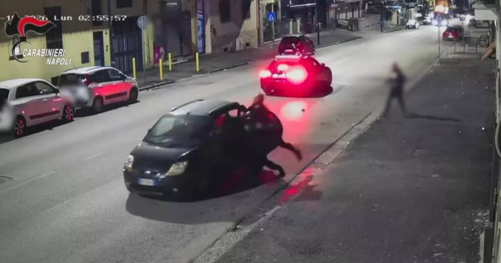 Sorprendono rapinatori in flagrante: carabiniere si aggrappa all’auto e ne blocca uno