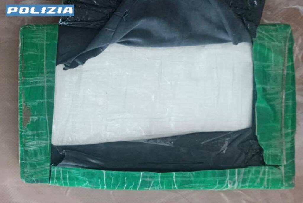 Ischia: voleva sbarcare con un kg di droga, preso