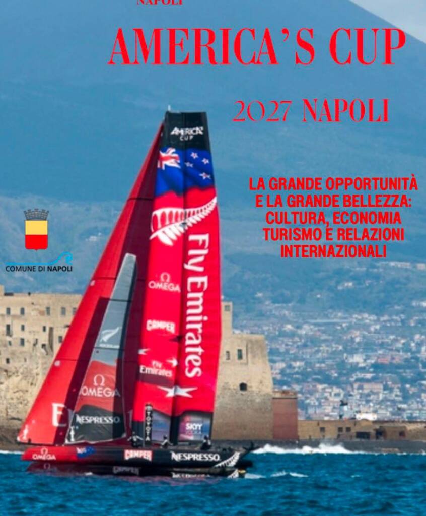 La vela di Luna Rossa nel Golfo di Napoli