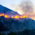 L’area collinare di Amalfi avvolta dalle fiamme
