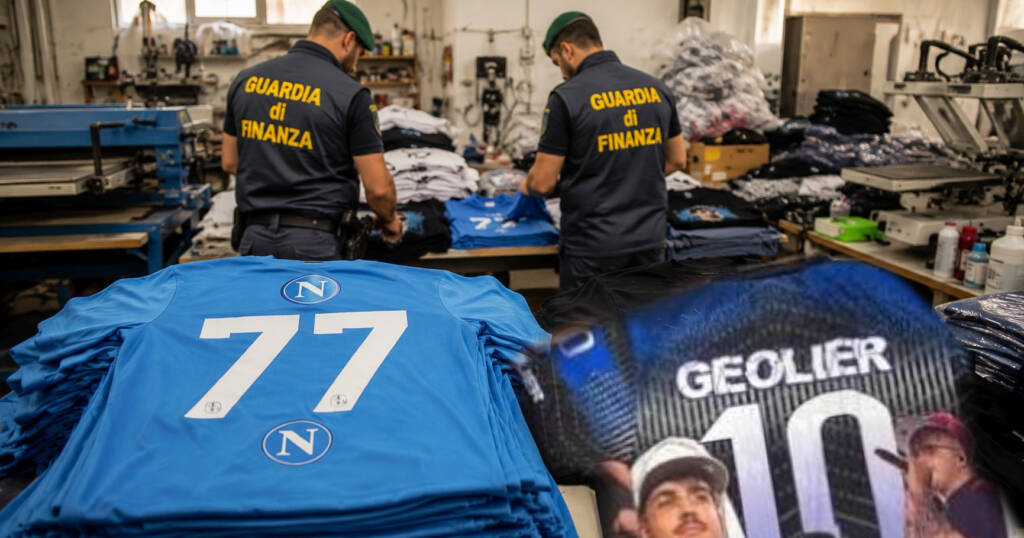 Contraffazione: sequestrate magliette false del Napoli e di Geolier