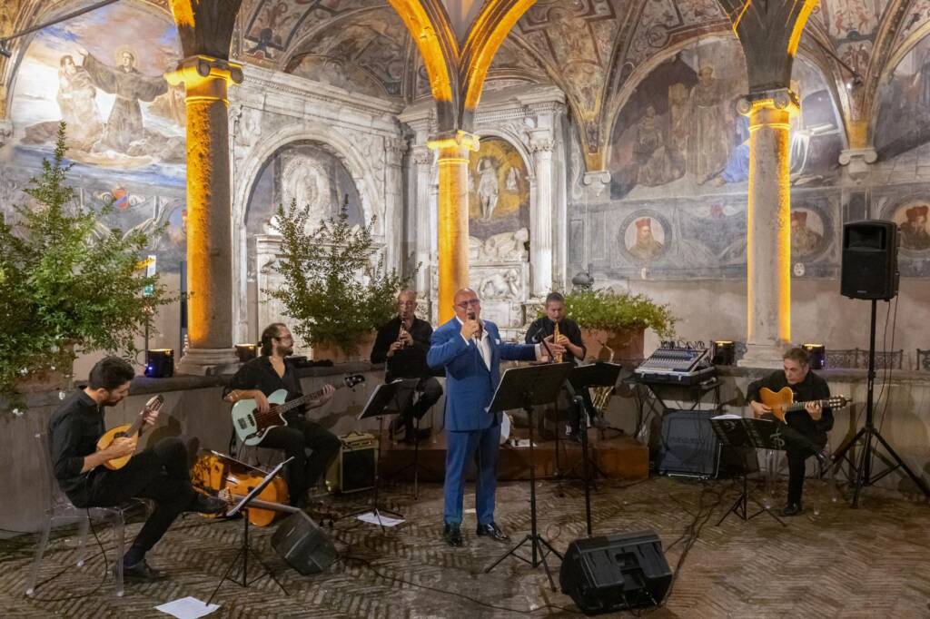 A Santa Maria La Nova, la melodia classica napoletana