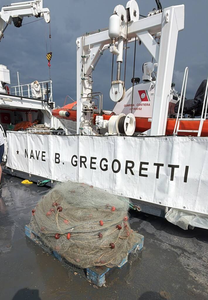 La Guardia Costiera sequestra oltre 1 Km di reti nel Golfo di Napoli