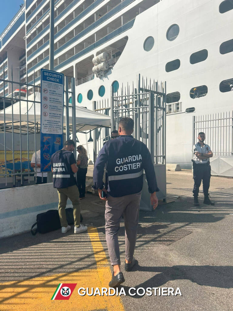 Dagli altoparlanti notizie di un imminente naufragio, ma era uno scherzo