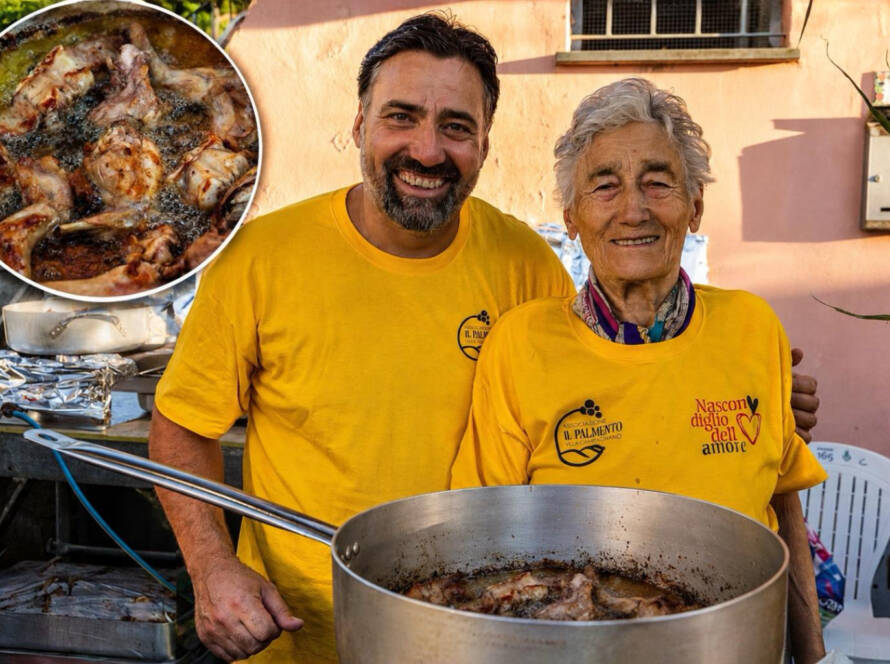 Preparazione del tradizionale coniglio all'ischitana durante la prima Sagra del Coniglio a Campagnano, Ischia.