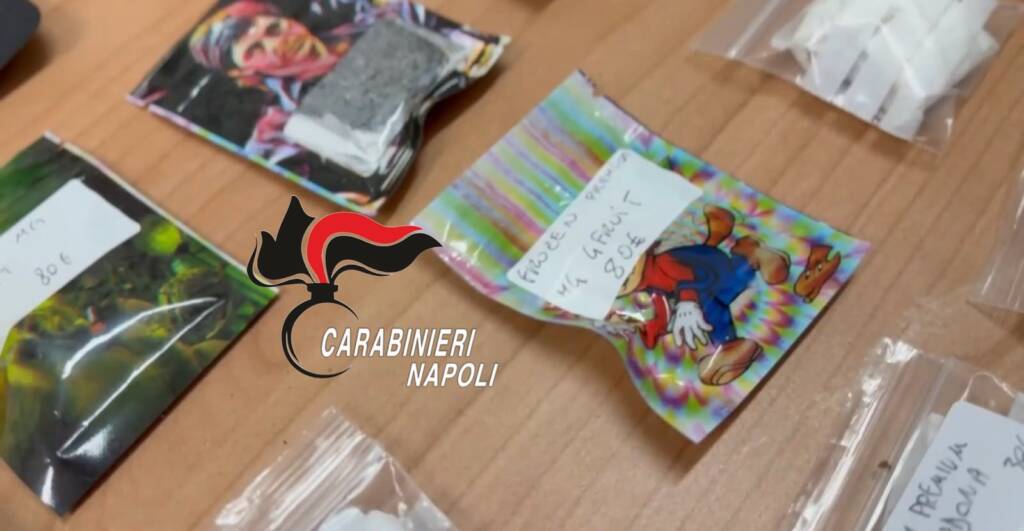 Napoli, a Scampia volano borse con la droga