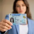 Toglie il microchip dalla carta di identità e viene denunciato