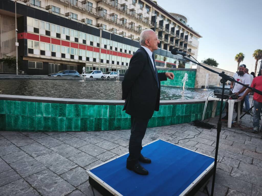 Salerno, il sindaco Vincenzo De Luca presenta la nuova Fontana delle Sirene