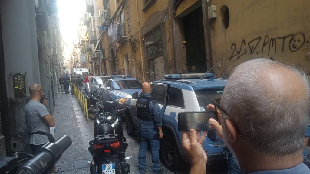 Napoli, Quartieri Spagnoli: uomo barricato in casa